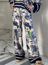 Pantalones anchos y holgados con estampado floral de jungla de satén